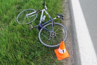Cyklista na Vysočině po střetu s osobákem zemřel. Silnici uzavřeli - Novinky