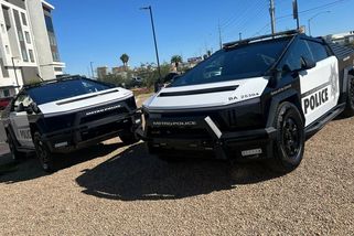 Americký miliardář chtěl, aby policisté jezdili elektromobily, tak jim koupil stádo Cybertrucků. A nebyl to Elon Musk - Garáž.cz