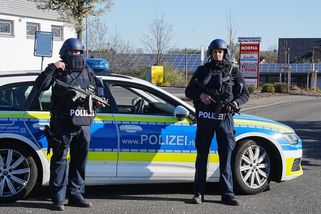 Polonahá ležela na dvoře. Skupina migrantů měla v Německu znásilnit 22letou ženu