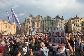 Milion chvilek demonstroval za televizi a rozhlas. ČT24 vysílala v přímém přenosu - Echo24.cz