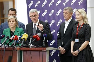Slzy Mrázové nezabraly. Dělá z občanů idioty, pálí...