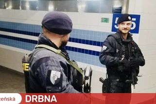Po zuby ozbrojení policisté s dlouhými zbraněmi vyrážejí do ulic. Platí první stupeň ohrožení terorismem