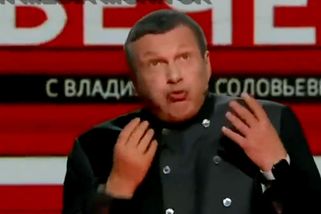 Putinově hlásné troubě ujíždějí nervy. Moderuje s odřeninami a zesměšňuje kritiky