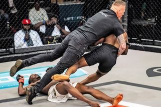 Rozhodčí v MMA skočil šipku mezi rozjeté rváče. Vlastním tělem zachránil bezvládného soupeře před tvrdým dobitím