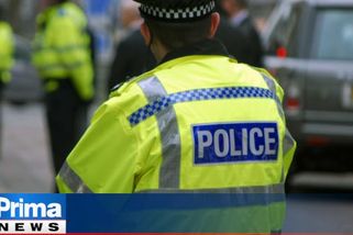Otevíráte dveře od auta správnou rukou? Britům hrozí za porušení pravidla tučná pokuta