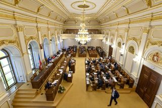 Navrhované zpřísnění poskytování dávek v nouzi ve Sněmovně narazilo