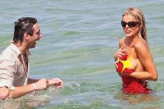 Sexy plavčici při dovádění ve vlnách sjely šaty pod ňadra: Kolega zíral s ústy dokořán - Super.cz