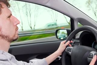 Lidí, kteří dojíždí do práce, mají nárok na odměnu: Stát nabízí až 3 500 Kč měsíčně. Je ale potřeba se přihlásit