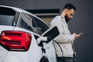 Češi v autě nabíjí, sousedi mrznou? Zákaz nabíjet elektromobil začíná být realita