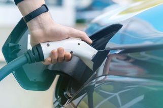 Elektromobily lámou rekordy. Český trh ale výrazně zpomalil