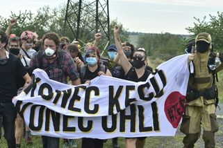 Česko porušilo právo novinářky Uhlové na svobodu projevu, rozhodl soud. Nezdůvodnilo její zadržení
