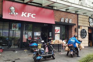 KFC ustoupilo čínské poptávce, začalo nabízet kuřecí pařáty - Seznam Zprávy