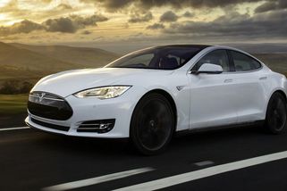 Tesla zablokovala zákazníkovi třetinu baterie, za odblokování chtěla 110 tisíc - Novinky