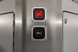 Cestující v Německu si na strojvůdci vynutili neplánovanou zastávku. Ve vlaku nefungovala jediná toaleta - Novinky
