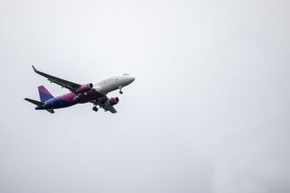 Exekutor zmrazil Wizz Airu účet. Aerolinky dál odmítají odškodnit cestující - Seznam Zprávy