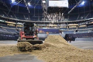 jezdci.cz/clanky/o2-arena-se-meni-na-parkurove-kolbiste-nad-ledem-bude-600-tun-pisku