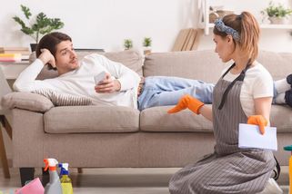 Dělba práce v rodinách? Všechno oddřou ženy, muži jen vynášejí odpadky - Proženy.cz