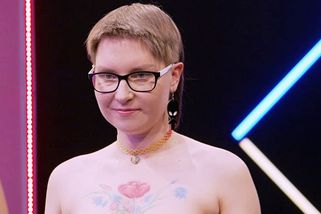 Queer Enn znovu v nahé seznamce. Kňučení a štěkot mu odhalí víc než tělo