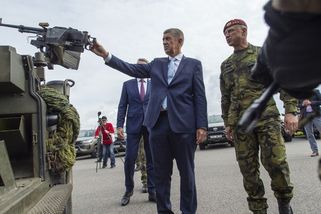 Komentář: Babiš zdařile vybruslil ze schůzky o obraně. Ale stejně ho dožene - Seznam Zprávy