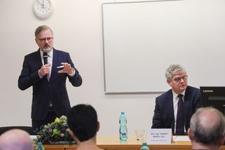 Stát by mohl vypínat weby s dezinformacemi, uvedl Fiala - Novinky
