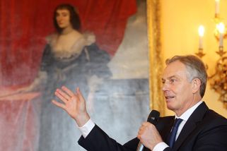„Lidé vůbec nevědí, co se na ně řítí.“ Expremiér Tony Blair vyslal nezvyklé varování