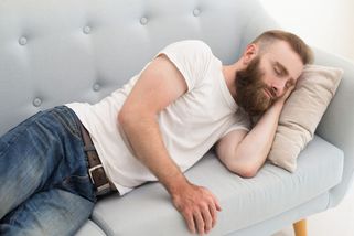 Lékaři varují: Tento běžný spánkový návyk je spoje...