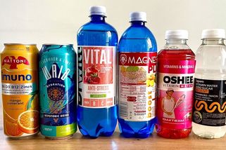 Funkční vody zaplavily obchody. Jsou opravdu zdravější než limonády, nebo je to jen dražší marketing?