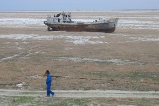 Čtvrté největší jezero světa vyschlo kvůli bavlně. Z Aralského moře zbyly vraky v jedovatém písku - Médium.cz