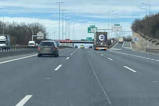 Policisté nevěřili radaru. 40tunový kamion uháněl na dálnici 137 km/h