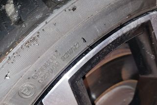 Ušetříte pár stovek na pneumatikách a v dešti zabrzdíte o 30 metrů dál. Test ukázal 3 značky, kterým se vyhnout