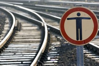Zfetovaný muž na Královéhradecku vyskočil z jedoucího vlaku, trať je zavřená - Novinky