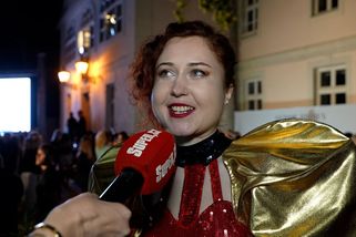Filip Vaněk bude mít zcela jistě vypálené rohovky. Eva Toulová vypadala ve Varech v podivném modelu jako Joker!