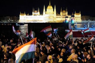 Příznivci opozice slaví vítězství na dunajském nábřeží v Budapešti - Novinky