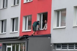 Sebevrah v Praze přežil pád ze 7. patra paneláku, dole čekal na záchranku - Novinky