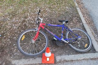 Cyklista jel na Českokrumlovsku bez držení řídítek a smetl chodkyni - Novinky