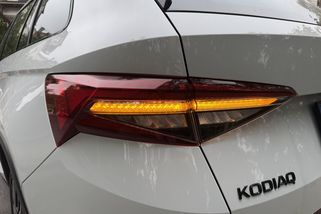 Při najíždění na dálnici blikáte doprava, nebo doleva? Hrozí body i pokuta. A na kruháči platí úplný opak