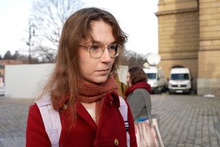 Ani rodina si to neumí představit, cítím se izolovaná, říká studentka, která byla při střelbě na fakultě - Novinky
