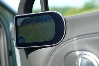 Obří SUV se pyšní nejmodernějšími technologiemi a luxusem prémiových aut. Cenou se ale drží při zemi | Autosalon TV Prima