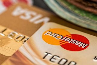 EU chce zrušit klasické platební karty Visa a Mastercard. Lidé se bouří