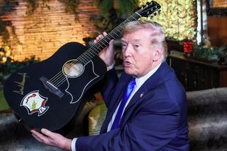 „Elvisův hlas byl neuvěřitelný.“ Trump poprvé navštívil bývalé sídlo krále rokenrolu v Memphisu - Novinky