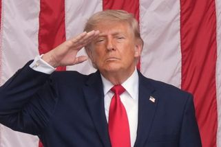 ANALÝZA: Trump přijal „teorii šílence“ a hrozí zkázou. Útoku se bojí každý 11. člověk světa