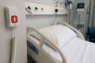 Jedno tlačítko a mohl normálně žít: Operace mandlí se změnila v boj o život, Matěj zůstal v kómatu - Médium.cz