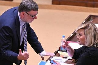 Bitcoinová miliarda rozjela tvrdý střet Stanjury a Schillerové. Pustili se do sebe