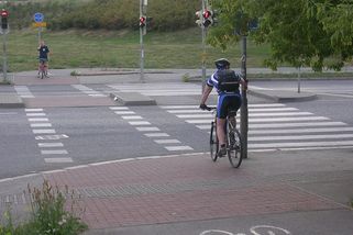 Má cyklista povinnost sesednout z kola před přechodem pro chodce? Ano i ne, MDČR a radnice jdou názorově totálně proti sobě