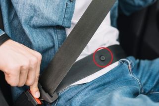Malý černý knoflík na bezpečnostním pásu: víte, k čemu slouží? - CHIP.cz
