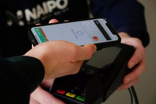 Automatické dýško při platbě kartou? Je to pobuřující a psychologický nátlak, stěžuje si expert
