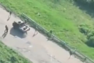 Komické záběry z fronty: Zmatení Rusové honili vlastní mikrobus. Cirkus, glosuje Kyjev