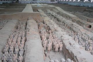 Terakotová armáda měla zůstat skryta, objevili ji náhodou. Hrobku se archeologové bojí otevřít - Médium.cz
