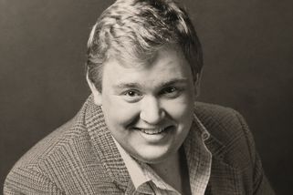 170 kg a denně krabička cigaret. Trenér z Kokosů na sněhu John Candy podlehl infarktu v 43 letech - Médium.cz