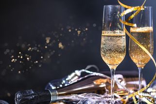 Proč je Silvestr spojený s nekonečným opíjením: osm z deseti Čechů se opije - Médium.cz